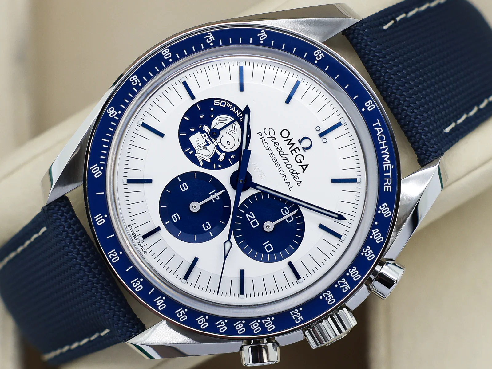 GENTS OMEGA SPEEDMASTER SNOOPY 50TH ANNIVERSARY 42mm 50m STAINLESS STEEL SILVER DIAL UNWORN 2026 UK B&P - Image 3