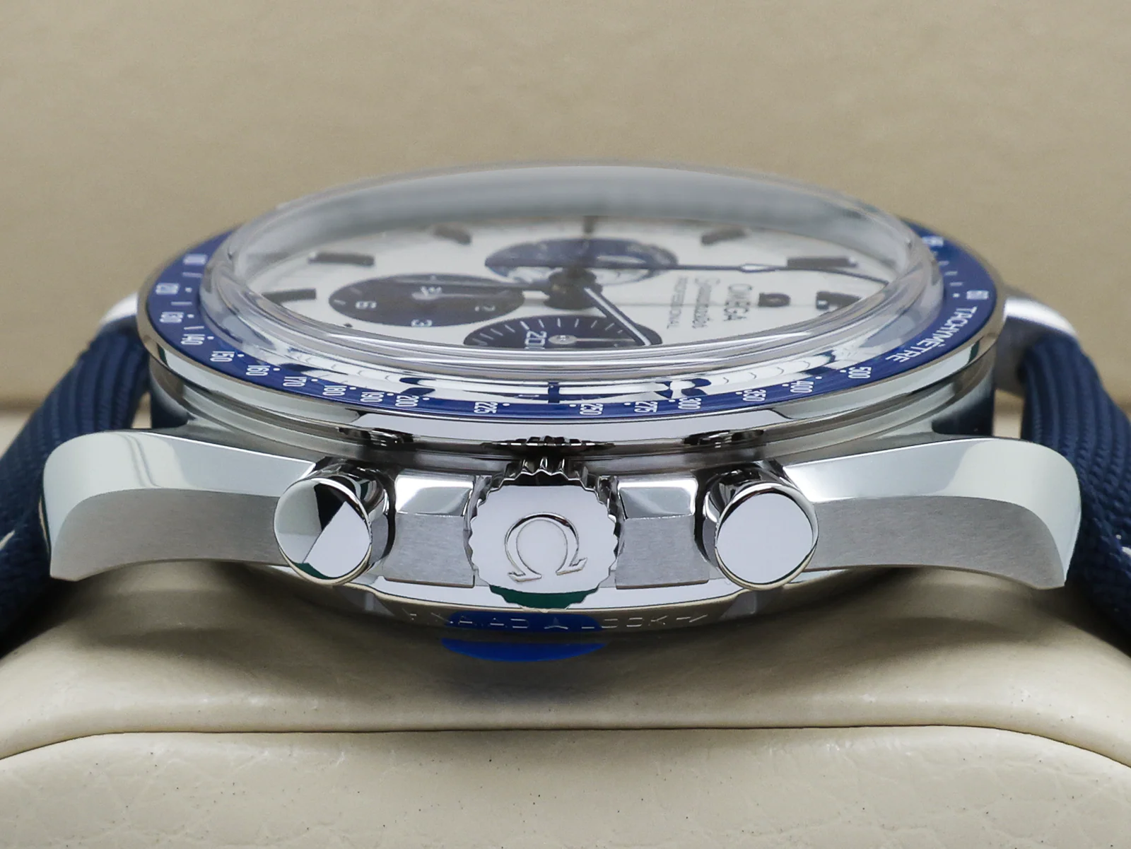 GENTS OMEGA SPEEDMASTER SNOOPY 50TH ANNIVERSARY 42mm 50m STAINLESS STEEL SILVER DIAL UNWORN 2026 UK B&P - Image 4