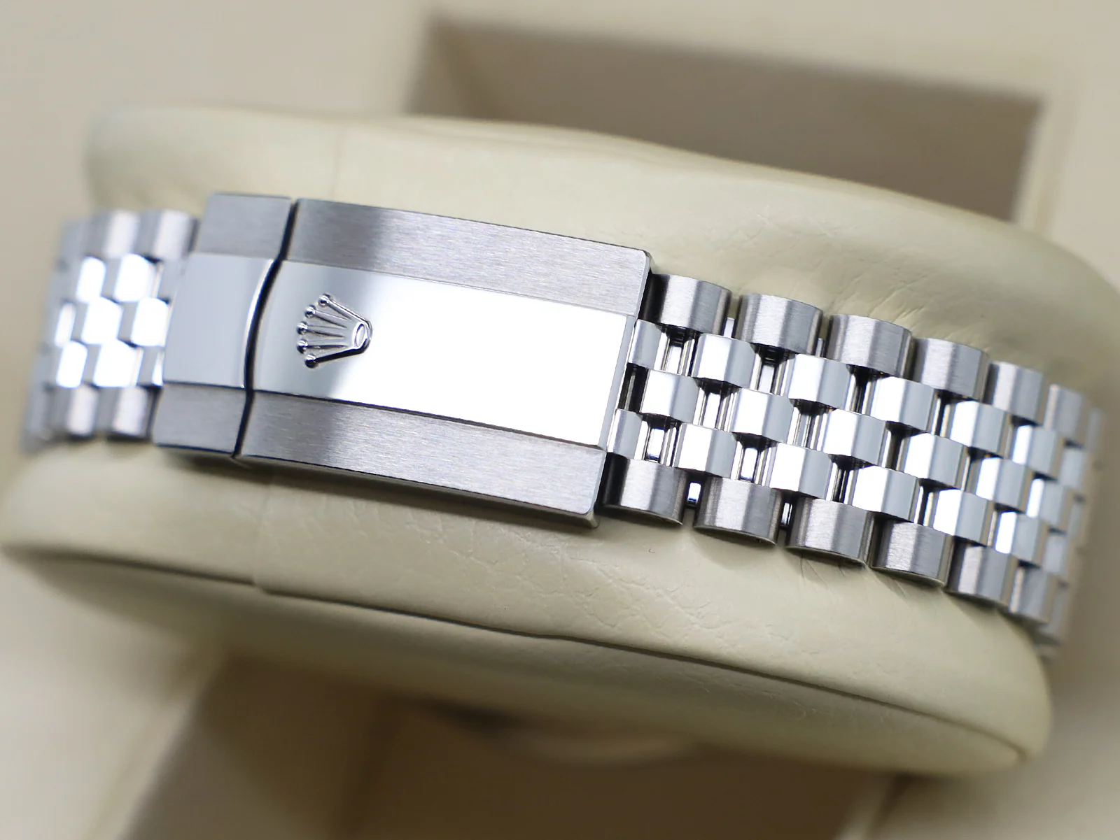 GENTS ROLEX DATEJUST 41mm 126334 STAINLESS STEEL RHODIUM DIAL WARRANTY 2021 UK B&P - Image 8